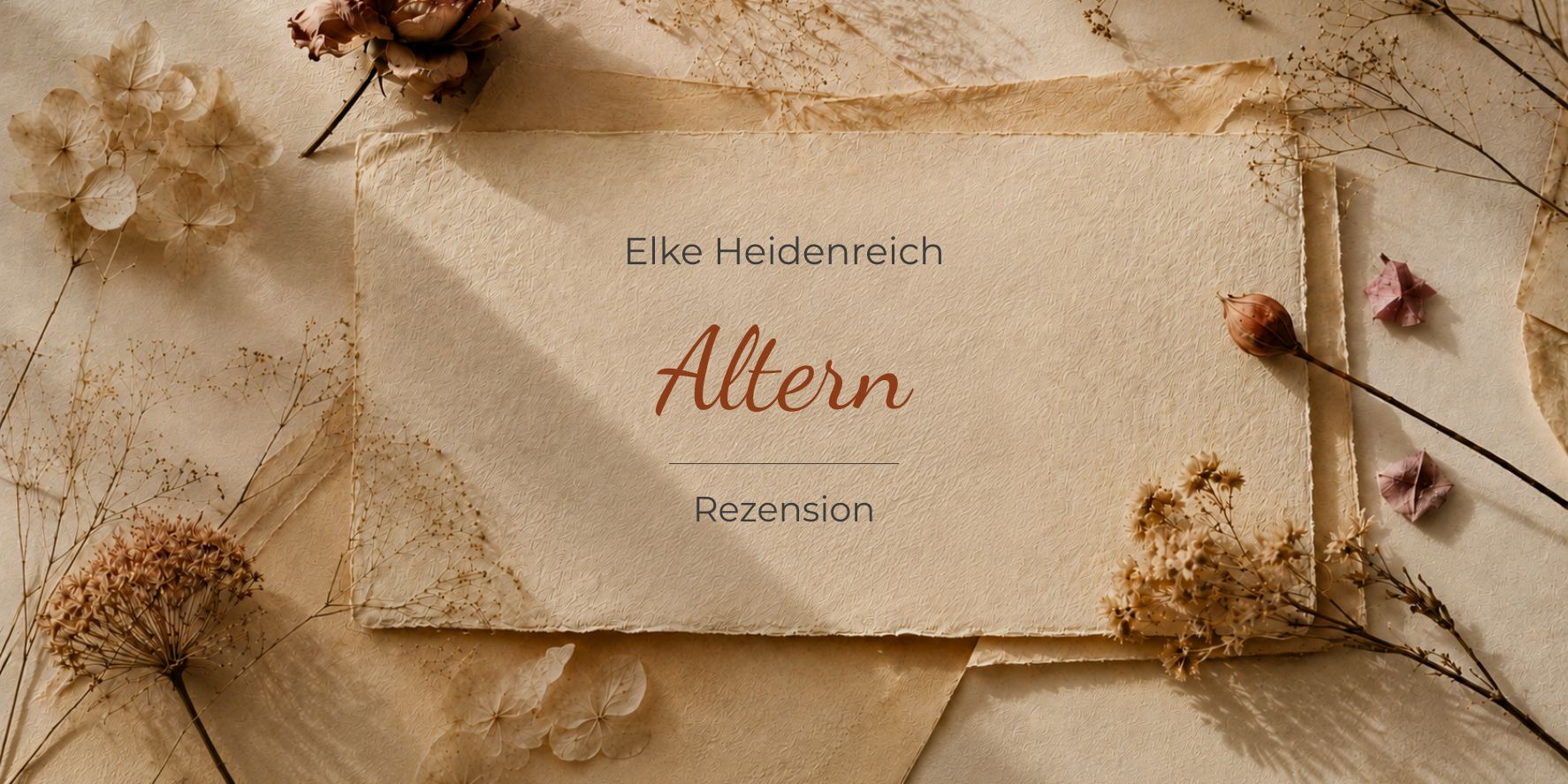 Buchrezension zu Elke Heidenreichs ‚Altern‘ auf strukturiertem Papier mit getrockneten Blumen