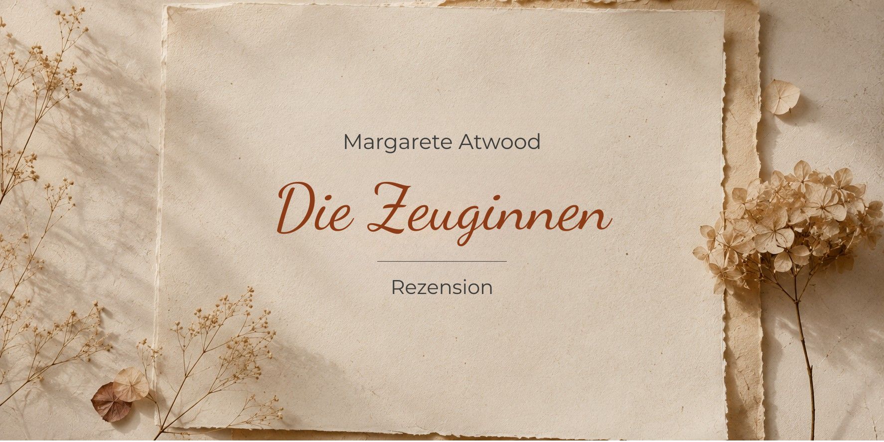 Minimalistische Rezension-Grafik zu Margaret Atwoods Roman Die Zeuginnen mit cremefarbenem Papier, getrockneten Blumen und warmen, natürlichen Farbtönen.